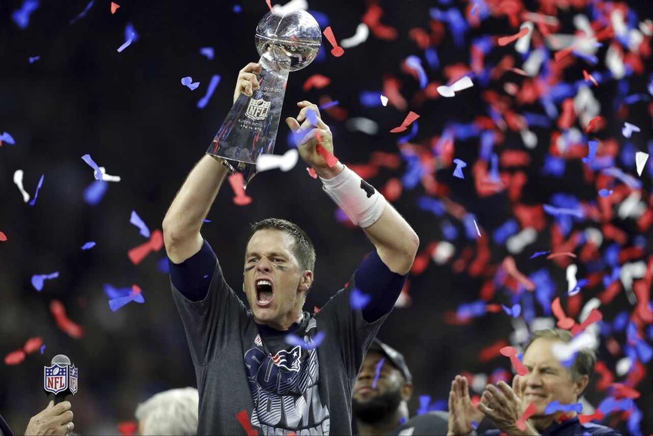 Tom Brady hoists Lombardi Trophy